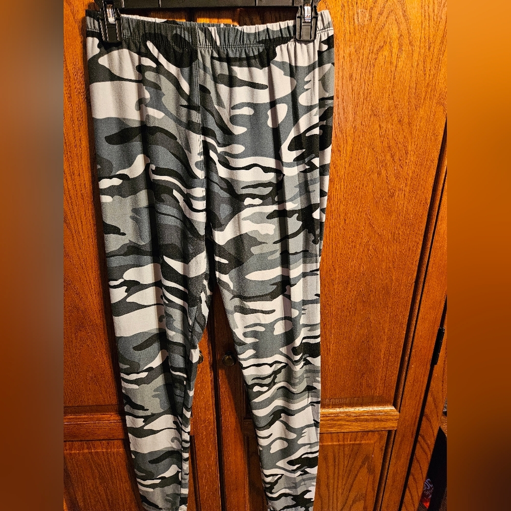 EEVEE Gray and Black Patterned Camo  Leggings SIZE IX